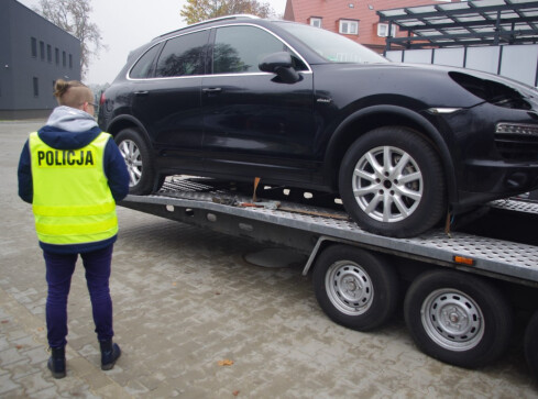 Po pijanemu wiózł kradzione auto i chciał przekupić policjantów  - grafika